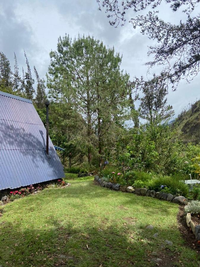 The Lookout Hideaway Cabin Hotel Banos  Exterior photo